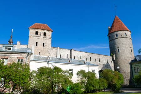 Murallas y torres de la fortaleza de Tallin