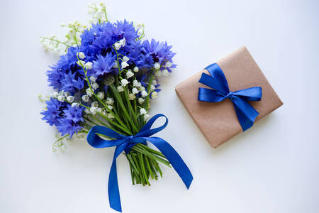 Ein Strauß Kornblumen und ein Geschenk