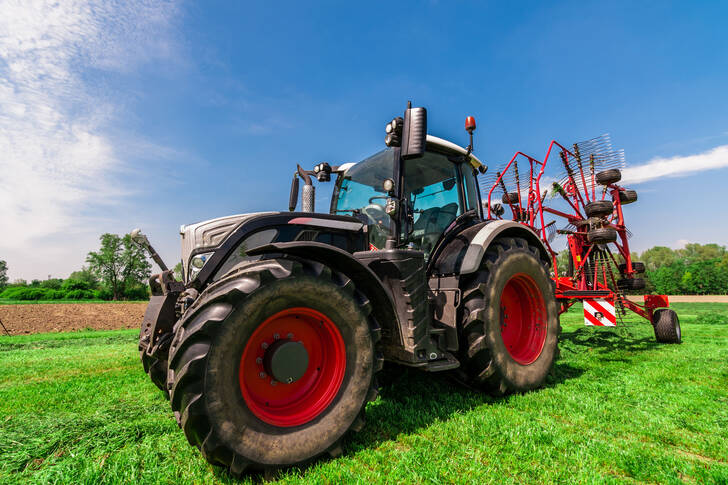 Tractor en el césped
