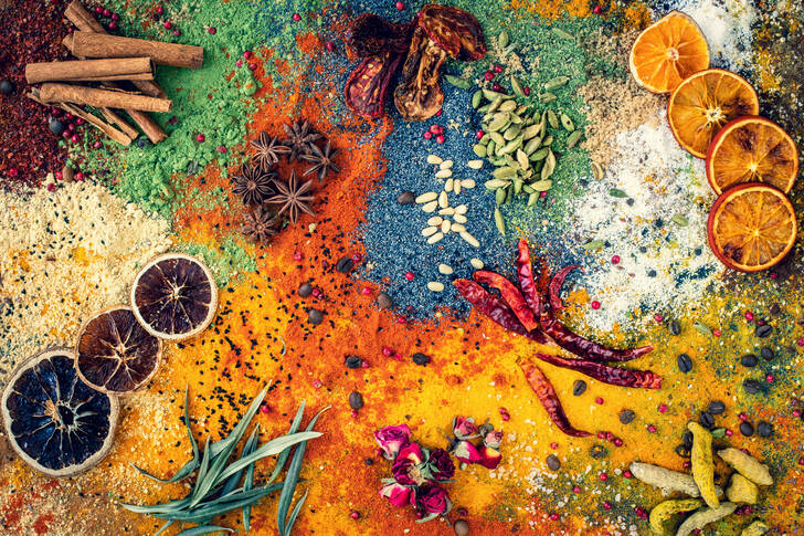 Mitmevärvilised vürtsid ja kuivatatud puuviljad