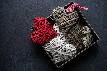 Pletená dekorativní srdce