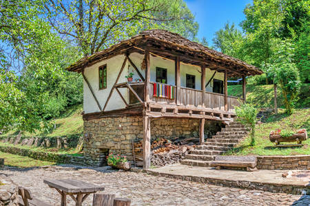 Traditionelles Haus im Dorf Etar