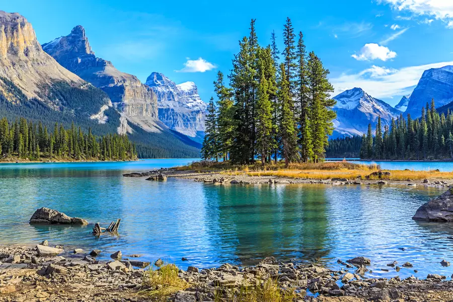 Pulau Roh di Danau Maligne
