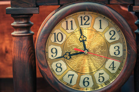 Antik klocka gjord av trä