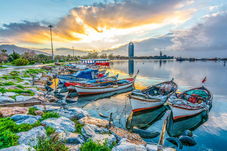 Рыбацкие лодки в Измире