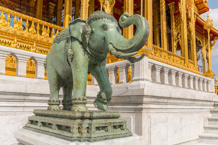 Dusit sarayındaki fil heykeli