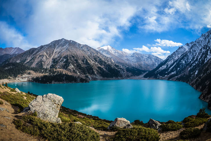 Büyük Almatı Gölü'nün Görünümü