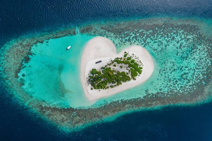 Isla en forma de corazón en Maldivas