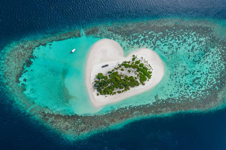 Maldivler'de kalp şeklinde ada