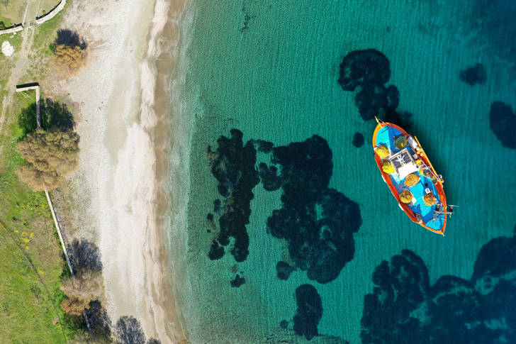 Barco na praia de Agios Prokopios