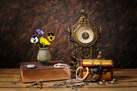 Reloj vintage y adornos en la mesa.