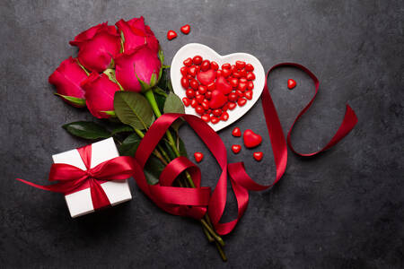 Rosas vermelhas e doces em forma de coração