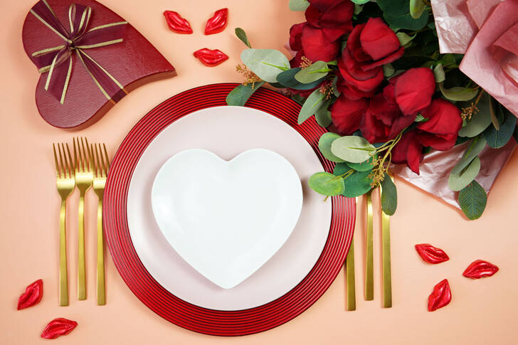 Table setting with red roses