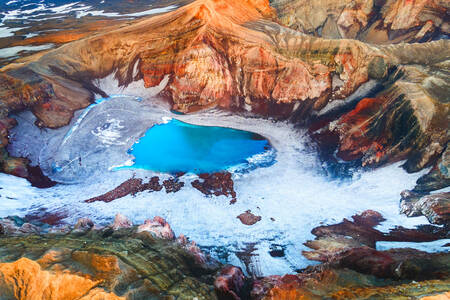 Blå sjö i kratern i vulkanen Gorely