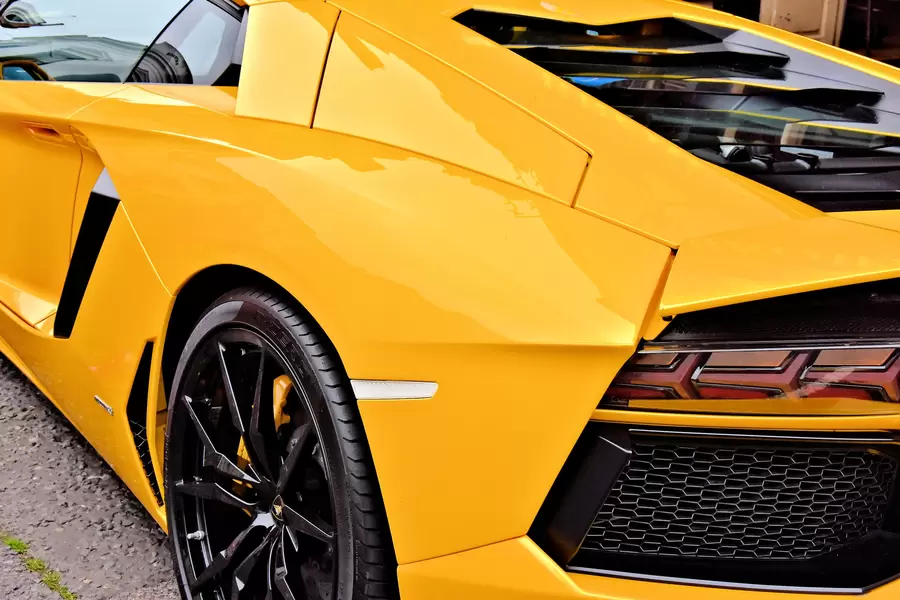 Keltainen Lamborghini