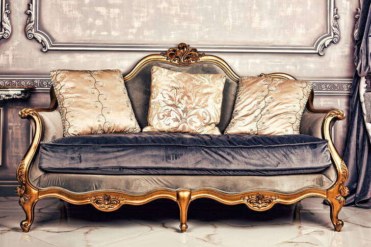 Розкішний старовинний диван