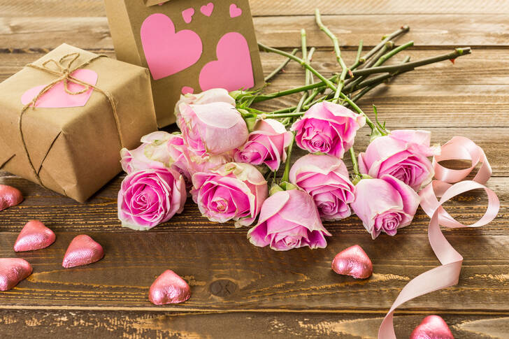Pink roses and gift