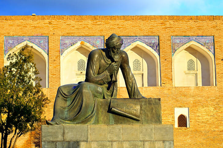Mohamed ibn Musa al-Khwarizmi szobra