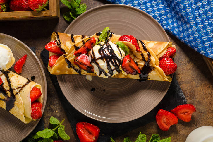 Pancakes with ice cream and strawberries