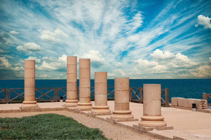 Colunas na antiga cidade de Cesaréia