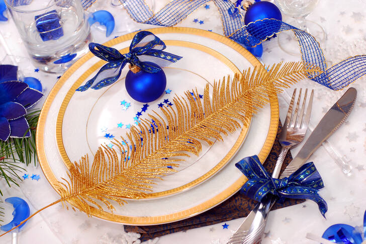 Різдвяний стіл у біло-синіх кольорах