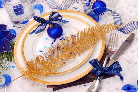 Mesa navideña en colores blanco y azul.