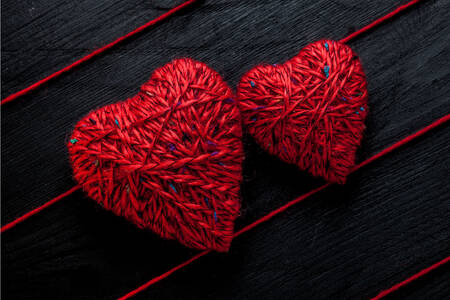 Kırmızı ipliklerden yapılmış kalpler