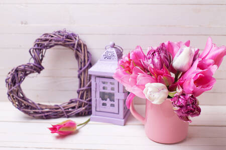 Тюльпани та серце на столі
