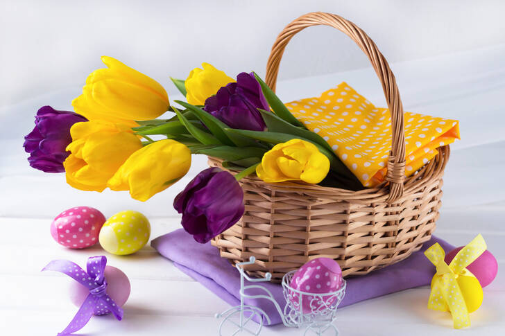 Velikonoční vajíčka a kytice tulipánů