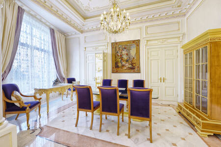 Obývací pokoj s fialovým nábytkem