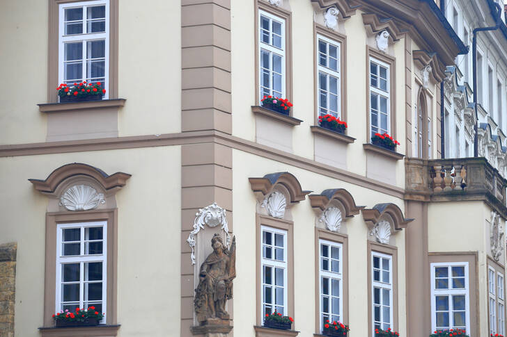 Fassade eines traditionellen Gebäudes in Prag