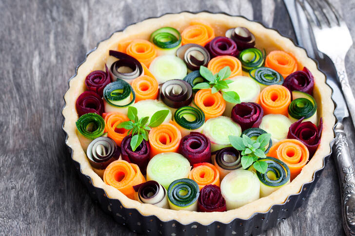 Pie with colorful vegetables