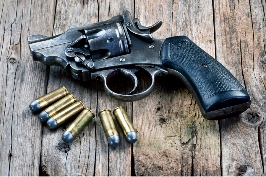 Vecchia pistola e cartucce
