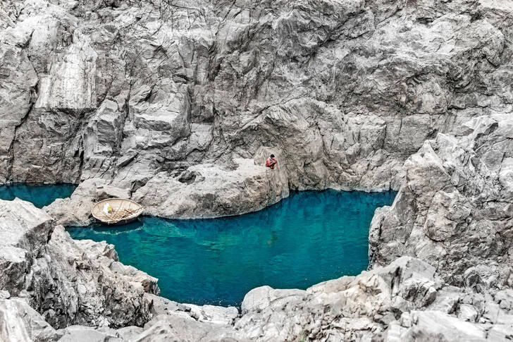 Rocas sobre un estanque con agua turquesa