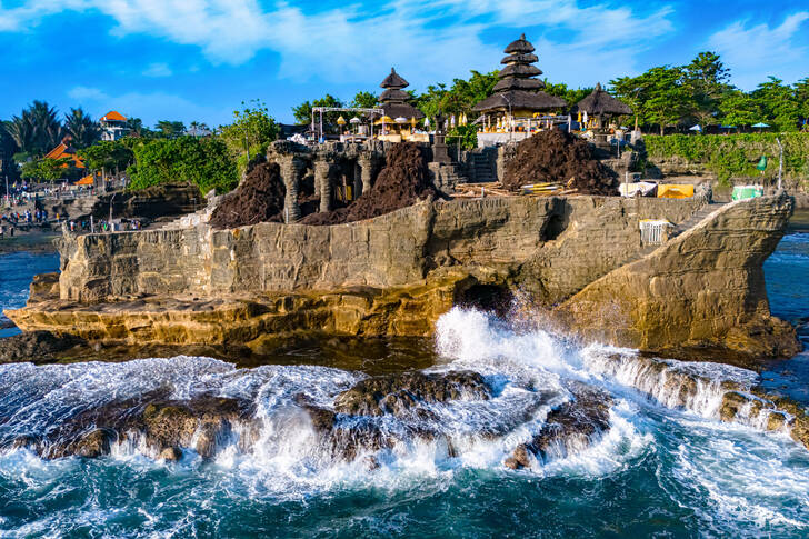 Kust med klippor i Tanah Lot