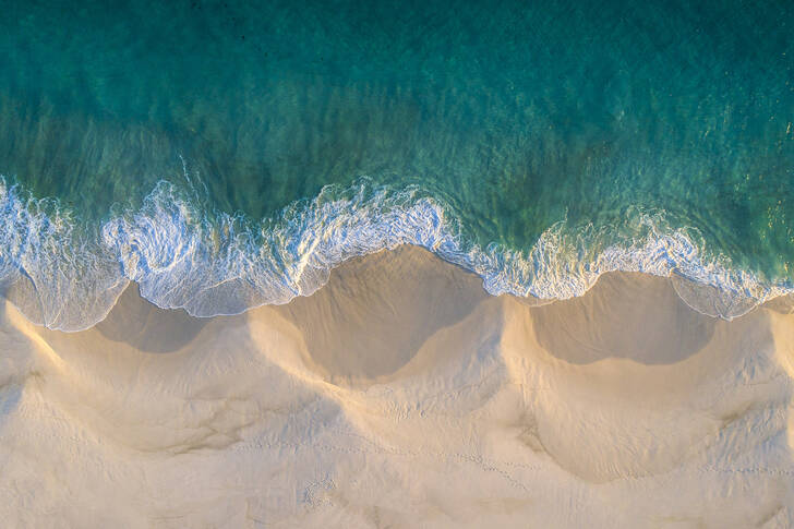 Blick von oben auf den Sandstrand