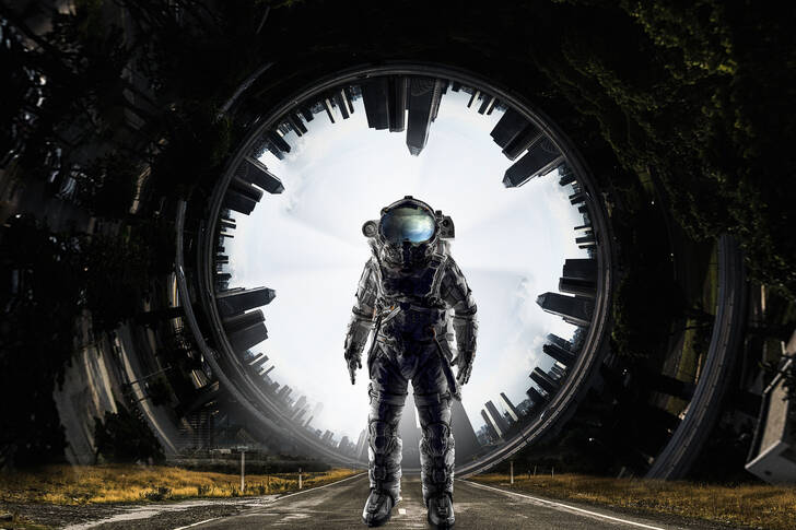 En astronaut i en futuristisk rumdragt