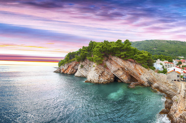 Vedere a stâncilor din Petrovac