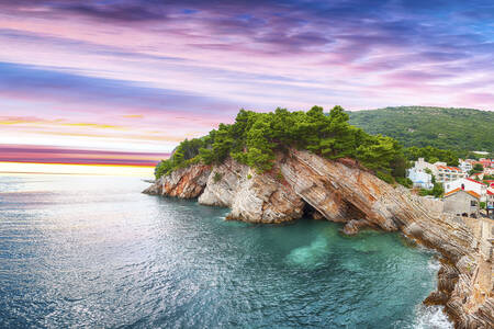 Изглед към скалите в Петровац