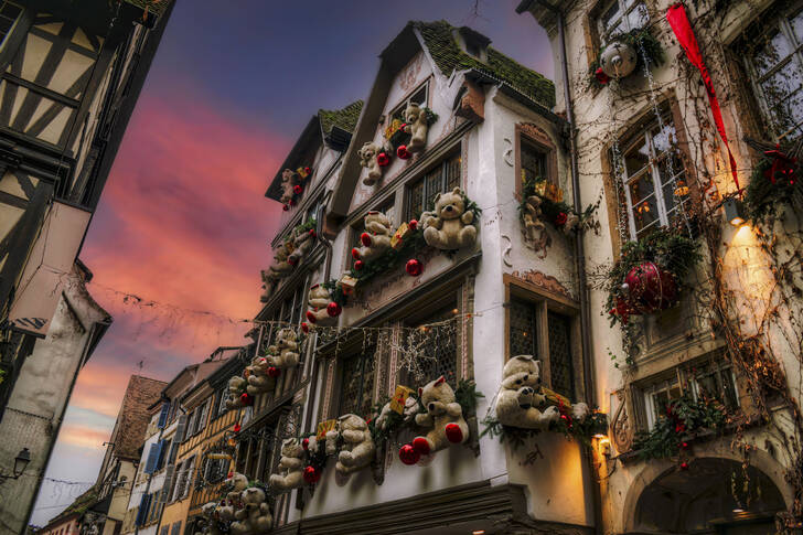 Decorațiuni de Crăciun pe o stradă din Strasbourg