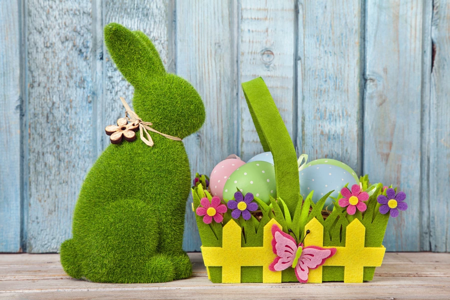 Œufs de Pâques dans un panier et un lapin vert