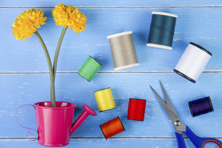 Květiny, cívky nití a nůžky