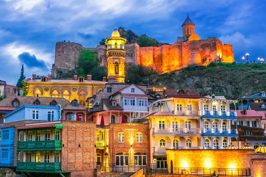Wieczorem Tbilisi i twierdza Narikala