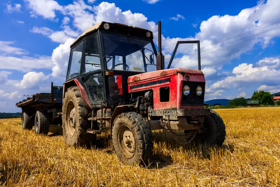 Tractor roșu în câmp
