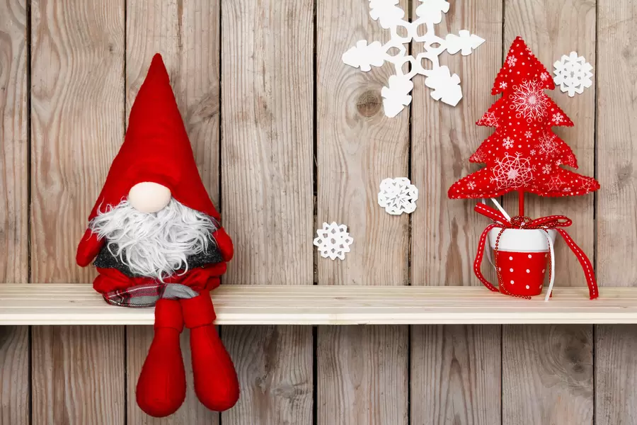 Gnomo in peluche e albero di Natale