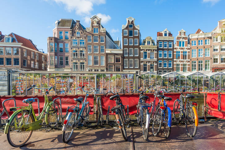 Traditionele oude huizen en fietsen in Amsterdam