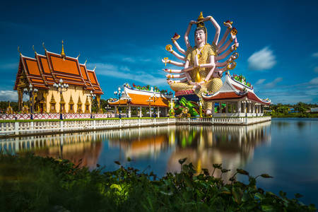 Wat Plai Laem'de on sekiz kollu Guanyin heykeli