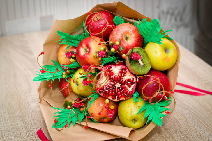 A bouquet of fruits