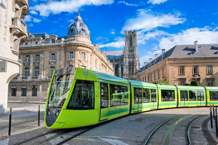 Eléctrico nas ruas de Reims