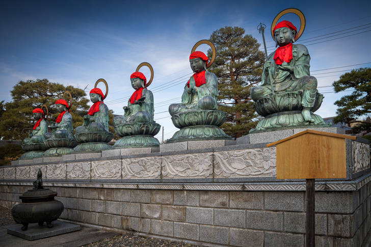 Statyer på Zenkoji-templet i Nagano
